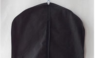 A suspensão de couro luxuosa do PVC borda o protetor do terno o saco de vestuário que continua o preto da tampa do terno