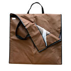 O saco de vestuário dobrável em três partes não tecido com os punhos em Brown, fecha acima o saco de vestuário